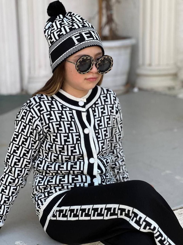 ست ۴تکه fendi . بافت دخترانه سفید مشکی ترک. مناسب دختران خوشتیپ 3 تا 12 سال و کد ۱۱۲۲