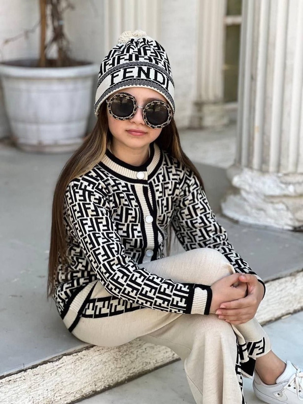 ست ۴تکه fendi . بافت دخترانه کرم مشکی ترک مخصوص دختران خوشتیپ 3 تا 12 سال