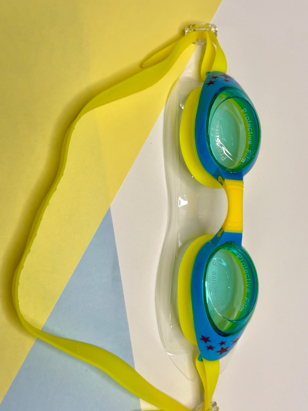 عینک شنا پسرانه وارداتی اورجینال برند R&B همراه با گوشگیر-U.V. PROTECTION ,ANTI -FOG COATED OPTIC quality Polycarbonate lenses
