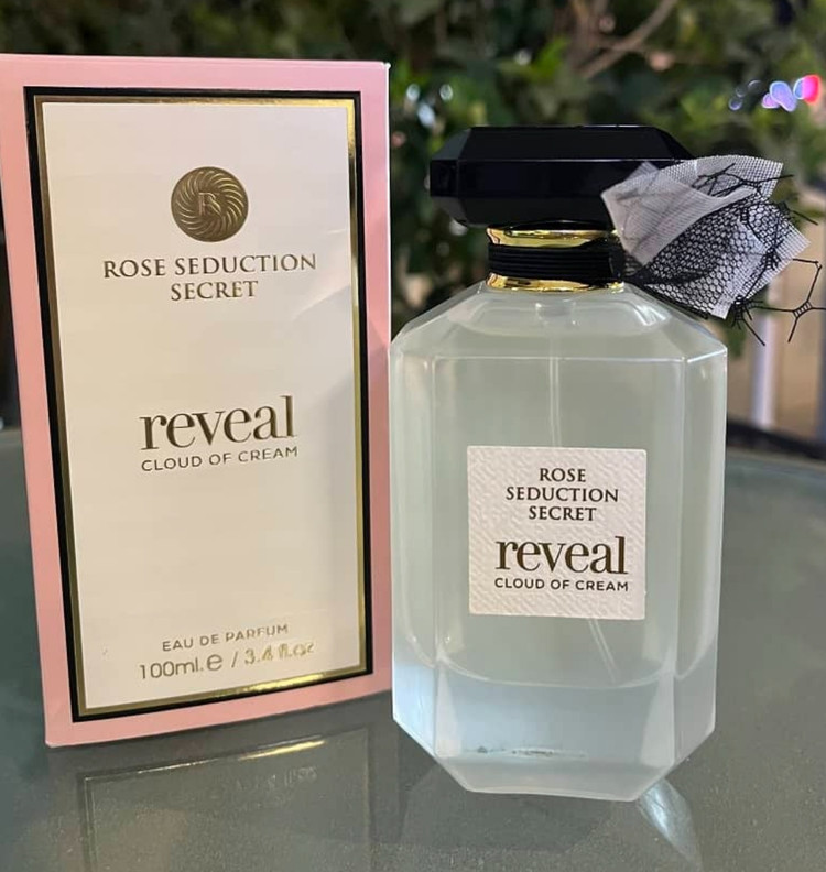 عطر شیک وارداتی بامشل فراگرنس ورد رز سداکشن سیکرت تیس آف کرم کلود با راحیه شیک شرقی و وانیلی و پودری و شیرین اما لطیف و ملایم با ماندگاری بسیار طولانی مدت و با پراکندگی عالی و حجم ۱۰۰ میل