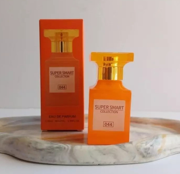 عطر خوشبو تام فورد بیتر پیچ وارداتی با راحیه شیک و با طبع ملابم و چوبی و با ماندگاری بسیار طولانی مدت و با پراکندگی عالی و حجم ۲۵ میل
