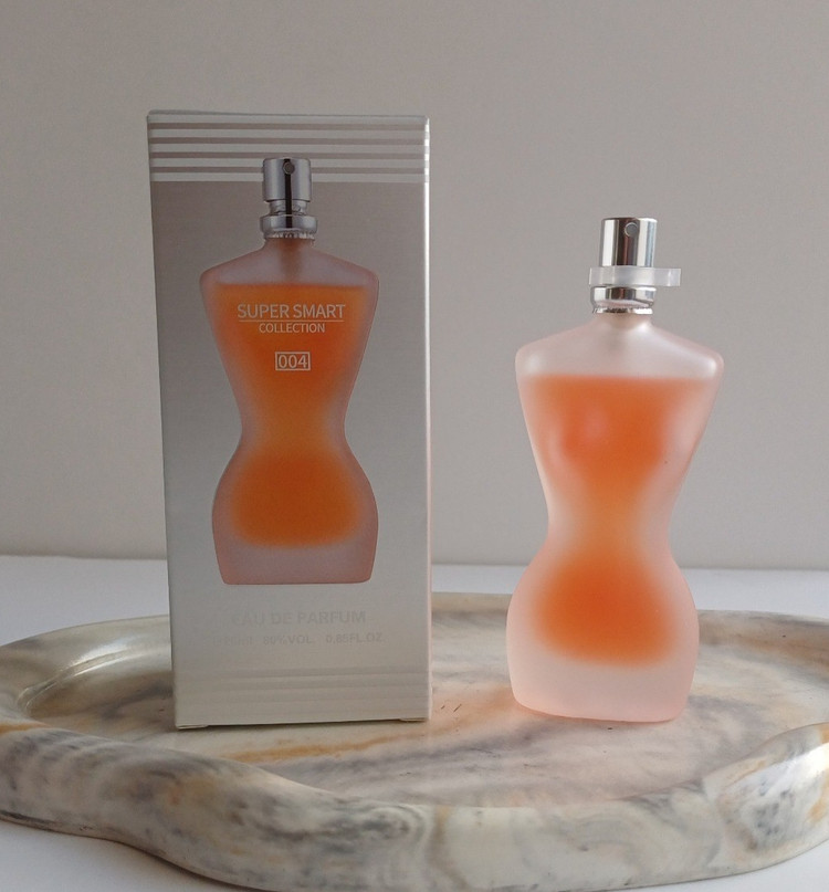 عطر ژان پل گوتیه کلاسیک با رایحه شیک و گرم و شیرین شرقی با نت های بویایی شکوفه پرتقال و گل ارکیده و زنبق و وانیل و کهربا با ماندگاری بالا و پخش بوی عالی حجم ۲۵ میل