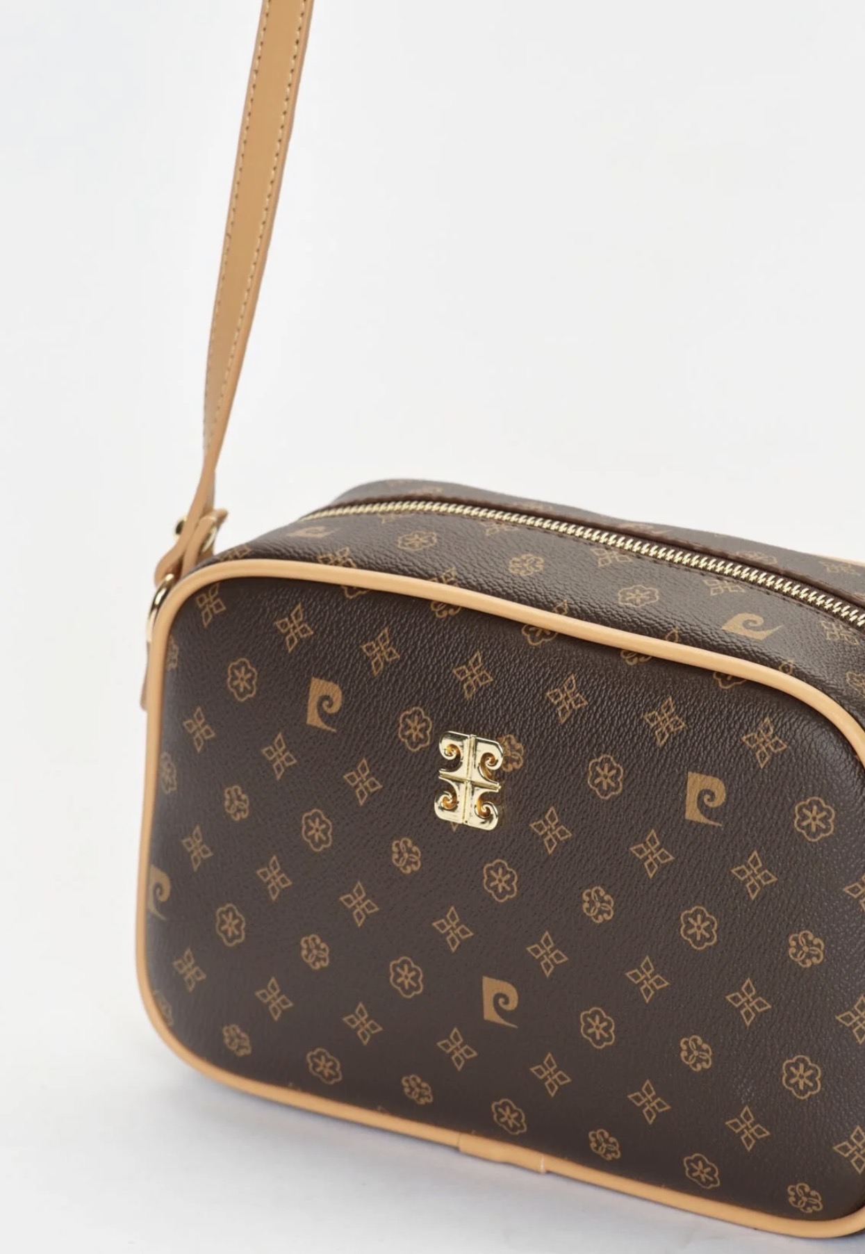 کیف دوشی زنانه از اورجینال برند پیرگاردین pierrecardin -شیک و سبک و جادار -مناسب استفاده روز مره و مهمانی-مدل مونوگرام قهوه ای