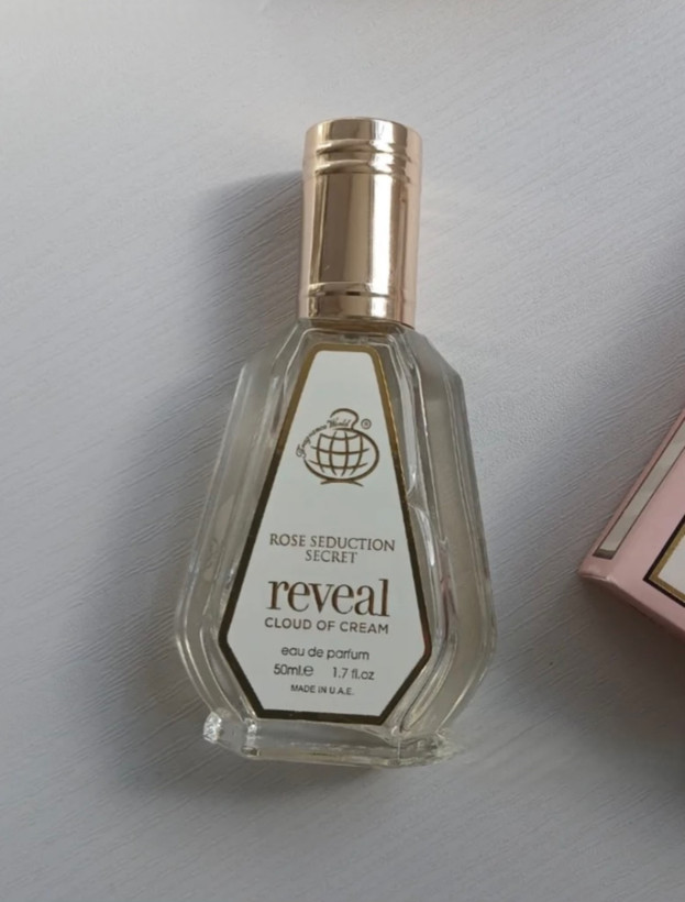 عطر شیک وارداتی اورجینال بامشل فراگرنس ورد رز سداکشن سیکرت تیس آف کرم کلود با راحیه شیک شرقی و وانیلی و پودری و شیرین اما لطیف و ملایم با ماندگاری بسیار طولانی مدت و با پراکندگی عالی و حجم ۵۰ میل و کد f11