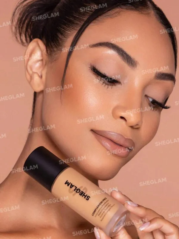 کرم پودر مات وارداتی - اورجینال- رنگ GOLDEN- مناسب پوست چرب و پوست مختلط- مدل Complexion Pro حجم 30 میلیلیتر، پوشش یکنواخت و مقاوم در برابر تعریق و آب، بدون مسدود کردن منافذ پوست، مناسب استفاده روزانه و ورزشی