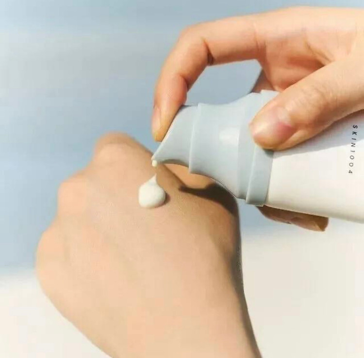 ضد آفتاب centella - اور جینال ۵۰میل مدل skin 1004 spf50-Hylu-cica water -fit-بی رنگ-محافظ UVB و UVA-مناسب برای انواع پوست